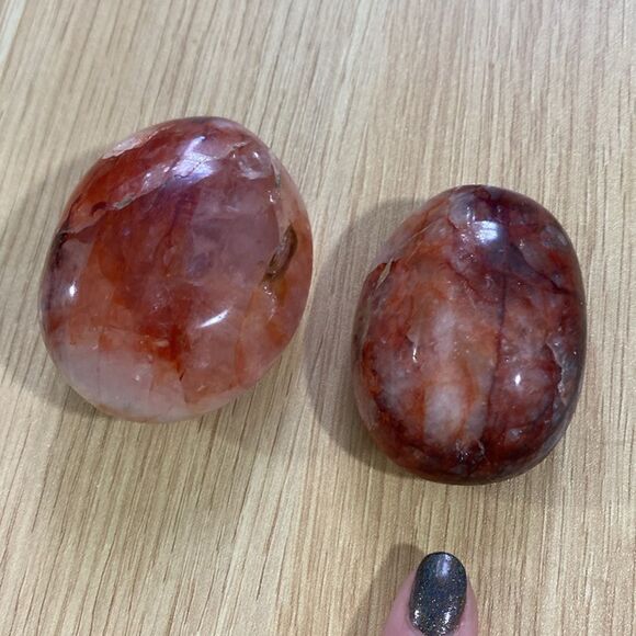 Fire quartz palm stone with rainbow inclusions // polished fire quartz - Picture 4 of 4